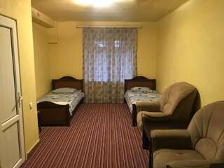 Хостелы Best Hostel Republic Square Ереван Двухместный номер с 2 отдельными кроватями и душем-9