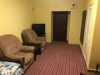 Хостелы Best Hostel Republic Square Ереван Двухместный номер с 2 отдельными кроватями и душем-10