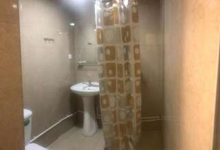 Хостелы Best Hostel Republic Square Ереван Двухместный номер с 2 отдельными кроватями и душем-24