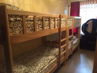 Хостелы Best Hostel Republic Square Ереван Кровать в общем номере для мужчин и женщин с 10 кроватями-1