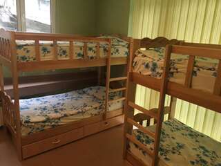 Хостелы Best Hostel Republic Square Ереван Кровать в общем 6-местном номере для мужчин и женщин-1